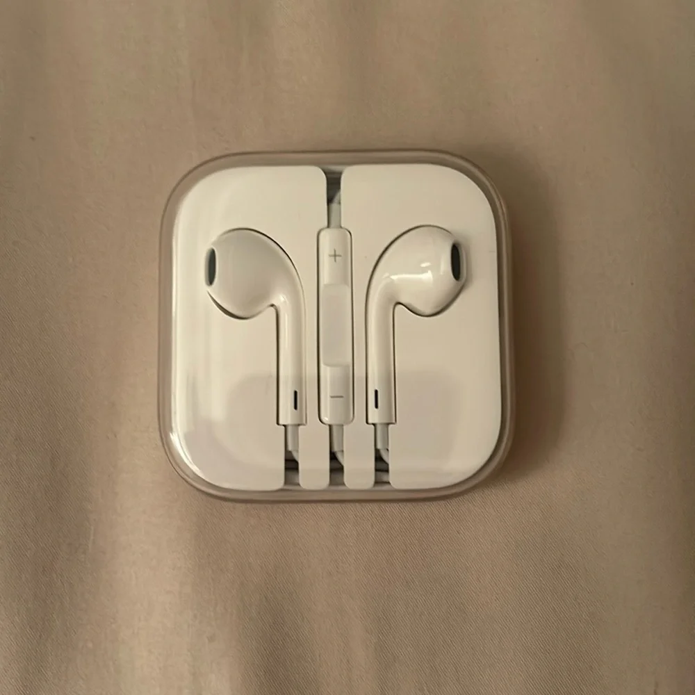 NEW- APPLE Earbuds